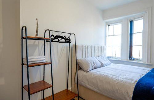 Zeenat Central Bury - Modern 2BR with Free Parking Sleeps 6 - Foto 8