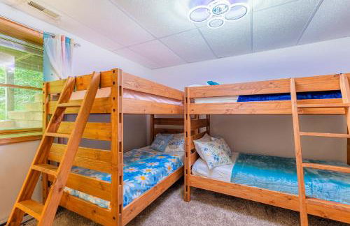 Leaf Peeper's - HUGE deck, pizza oven, Pac-man! - Photo 53