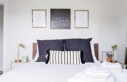 Stylish Modern Farmhouse wYard 10 mins from DT - Foto 46