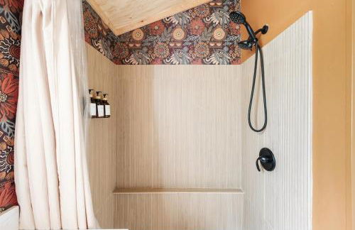 Mountain View Bungalow Near Breweries, Trails, Pool and Waterfalls - Foto 19