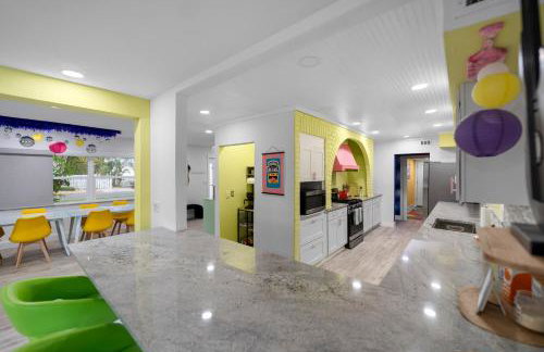 Pink Pony Villa - Waterfront Escape with Pool & Themed Rooms - Foto 20