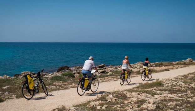 Pedalando in riva al mare
