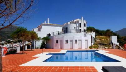 Stylish 3 bed house 2 bathrooms, with patio, roof terrace and communal pool 5 minutes away from the beautiful Spanish white village of Casares Pueblo and only 20 mins from the sea - Foto 5, sunbed