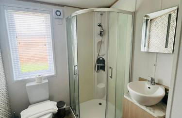 Hedgerow Lodge with Hot Tub - Foto 13