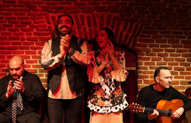 Espectáculo en la cueva histórica Essential Flamenco - Foto 1