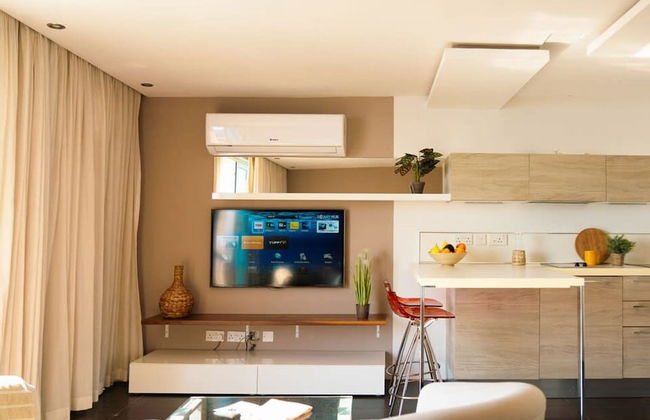 Gorgeous Seaviews From a Stunning Studio - Photo 12