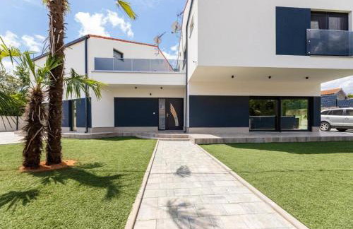 VILLA GEORGE z ogrevanim bazenom in vrtno kuhinjo - Foto 37