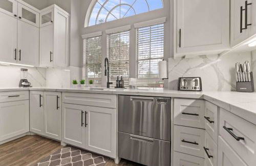 Gorgeous 6BR 3 5 Bth Home with Pool and Game Room - Photo 15