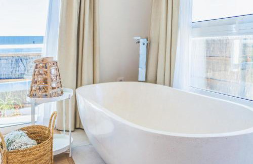 Boutique Beach Villa by Lanzarote Retreats - Private Pool - 1 min walk to Sea Pool - Photo 35