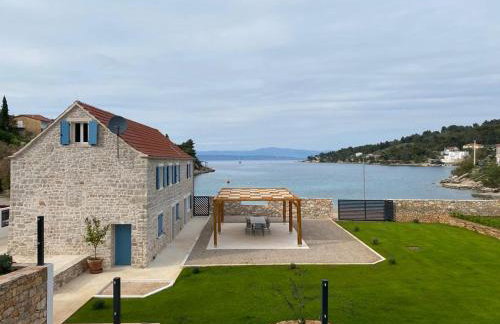 EST Villa DIOCLETIAN on Solta - luxurious villa, beachfront, private pool, outdoor BBQ, large terrace and garden, free parking - Wonderful privacy - Foto 4