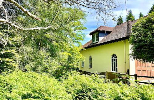 Private, Couples Forest Escape - Free Parking - Stunning & Stylish 1 Bedroom Coach house! - 5 Minute Walk to a great bistro pub! - Great Location - Fast WiFi - Smart TV - Newly Refurbished! Direct New Forest access Close to Burley - Photo 13