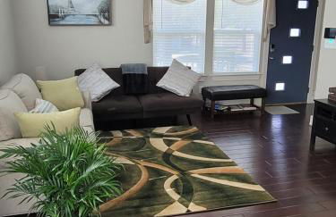 SPACIOUS TOWNHOUSE MINUTES FROM DOWNTOWN SA. - Foto 1