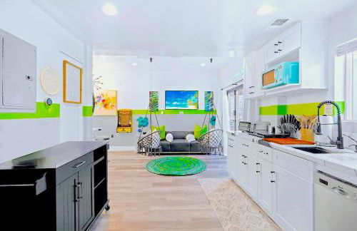 D- Hip & Stylish NoHo Family-Friendly Home near Universal & Hollywood with Patio - Hot Tub - Games - & Parking - Foto 12