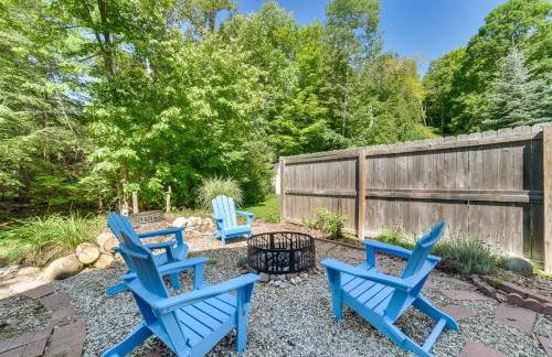 Walloon Lake Getaway with Fire Pit - Walk to Water! - Foto 22