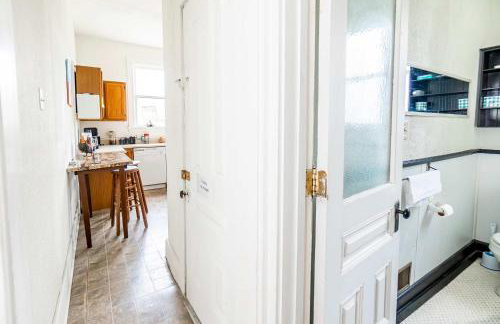 Step Back in Time Charming Victorian with Modern Amenities - Foto 21