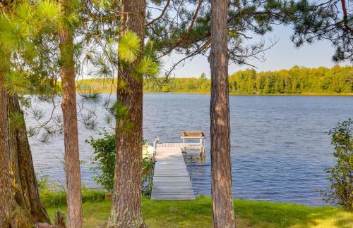Cozy Lakefront Cabin with Indoor Gas Fireplace! - Foto 22