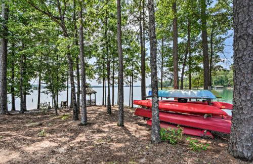 Views, Pools and Marina Lake Keowee Condo! - Foto 19