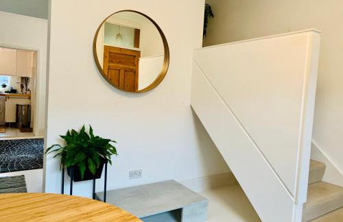 Stylish comfortable home with free parking - Foto 23