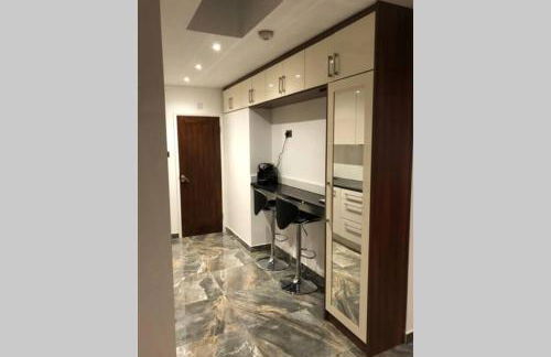 Bright, stylish Studio flat with Sky Sports - Photo 13