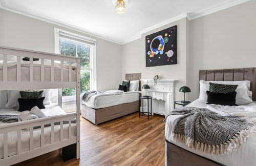 Spacious 4BR Home with Garden Close to Transport - Foto 8