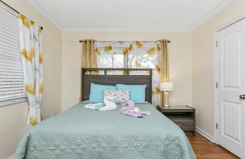 Spacious 4BR 2 5BA Family Retreat Pool Near Beach - Foto 36