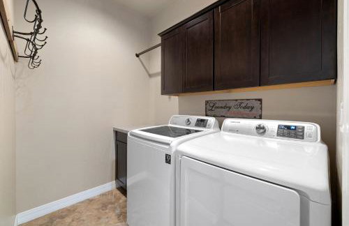 NEW! 5BR Family Retreat with Game Room, AC, Near Downtown Flagstaff & NAU - Foto 29