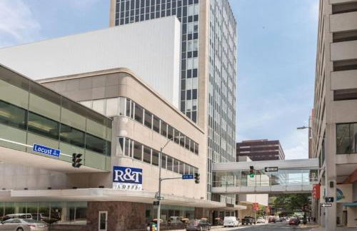 Modern Industrial Apartment with Skywalk - Foto 8