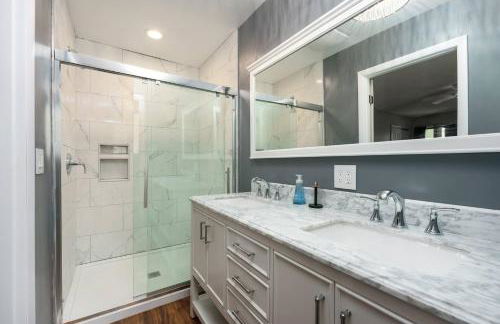 Epic Indoor Pool w/slide & hot tub close to beach - Foto 7