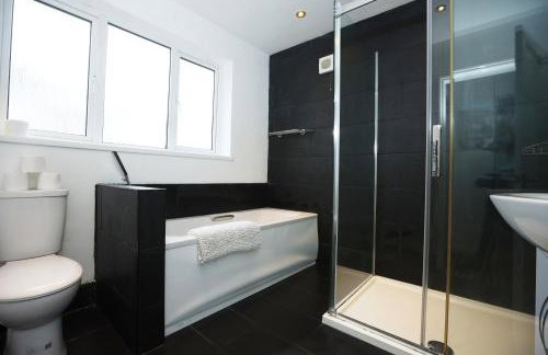 Hollybush Place By N And N Stays Ltd, Perfect for Contractors and Workers, Large Private Driveway for Work vans And Vehicles, Great Location and Fast Wifi - Foto 35