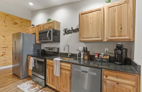 Cabin with King Bed , XBOX, HotTub, Games, Firepit , Stargazing Dome - Photo 27