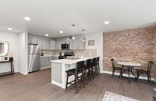 King Bed - J and K on Main Luxury Apartment 306 - Foto 11