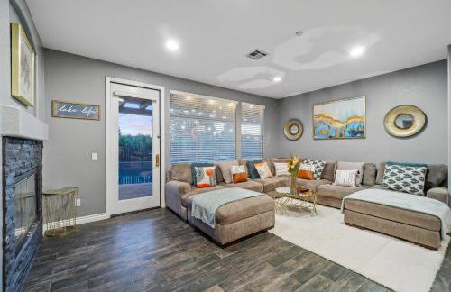 Entire Private Home with 5 Bedrooms 4 Bathrooms 3000 Sq ft Villa, Pool, Hot Tub, Nature, Garage, Winery, Available Now - Foto 3