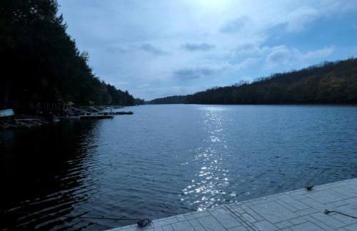 Modern Chalet with Hot Tub and Lake Access - Foto 14