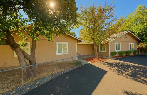2 bed 1 bath special woodlake duplex A - Photo 2