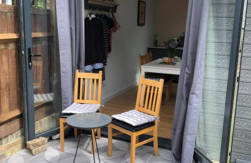 Modern Self Contained Garden Annexe Sleeps up to 4 - Photo 6