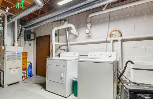 Waterfront Berry Lake Getaway with Sunroom! - Foto 26