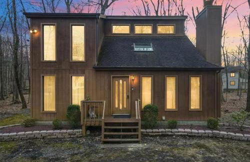 Cozy Cabin at Poconos With Hot Tub and Fire Pit - Foto 1