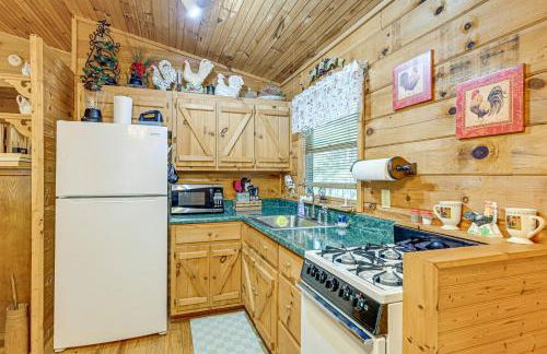 11 Mi to Dtwn Franklin Cabin with Porch! - Foto 8