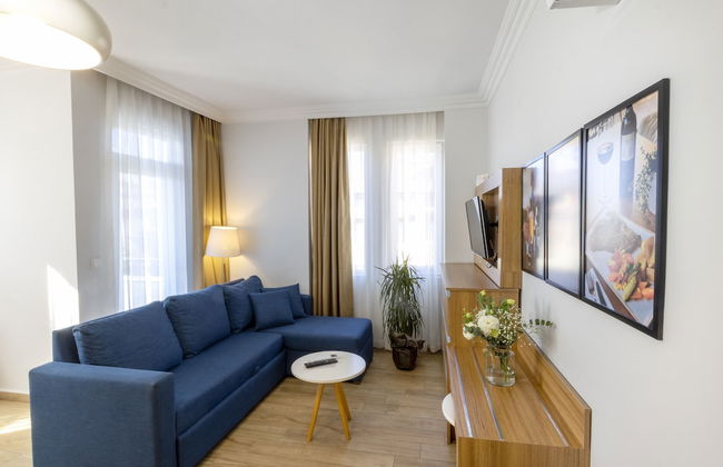 Comfort Suites - Photo 12