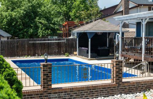 Pop Art Oasis with Karaoke Mini Golf Hot Tub and Pool - Photo 26