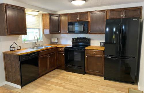 Cozy 3-bed home close to beautiful beaches. - Photo 9