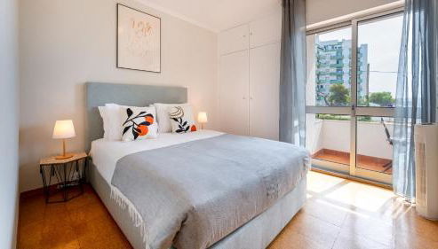 Comfy 3 BDR Flat With Pool & Balcony by LovelyStay - Photo 3