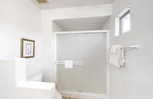 Renovated condo with updated floors, pool, hot tub & mountain views - Foto 17