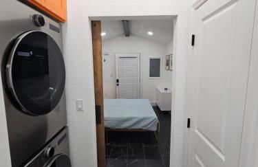 Comfy Tiny Home WP Large Private Deck Queen bed - Foto 23