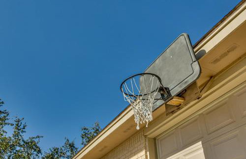 Pool and Game Room Waterfront Harlingen Home - Foto 43