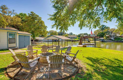 Waterfront Retreat with Hot Tub in Gun Barrel City! - Foto 1