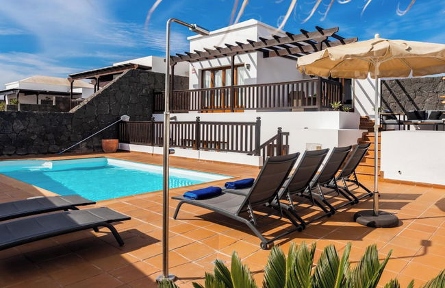 4 Bed Villa - Heated Pool, Pool Table, Bbq, Patio - Photo 1