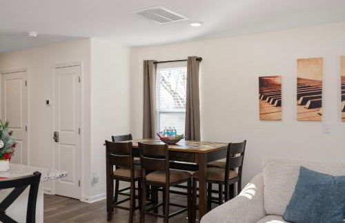 Stylish 3BR Getaway across Bristol Speedway - Foto 18