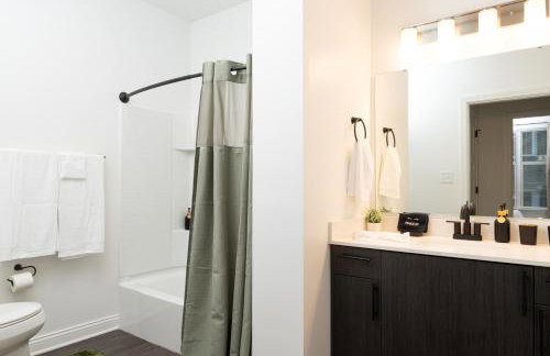 Sunrise Glow Spacious 2BR 2BA 2 King Beds Gym WFH - Foto 32