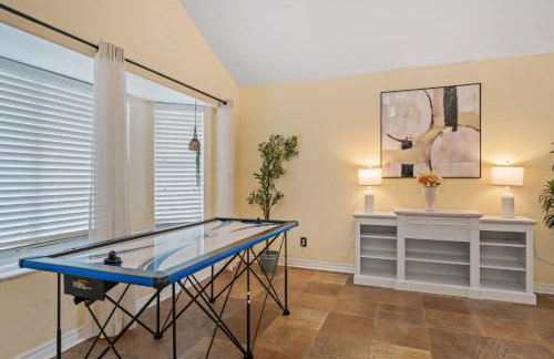 Entire Private Home with 4 Bedrooms, Pool, Hot Tub, King Bed, Garage, Available Now - Foto 65